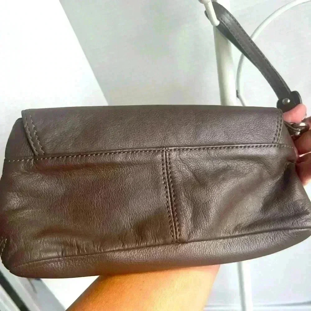 Kenneth Cole Reaction Brown Leather Wristlet Handbag - Picture 5 of 9